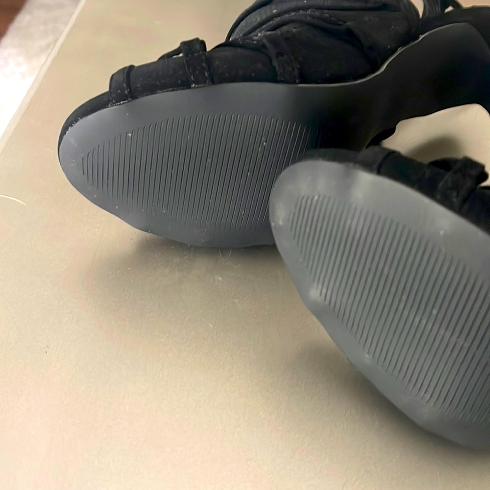 Sexy heels
T9 - Picture 5 of 5